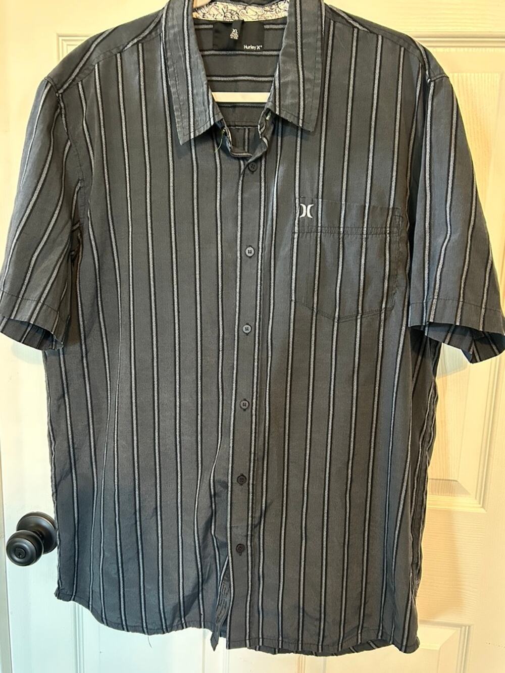 HURLEY Men's XL Gray Pinstripe Button Up Short Sleeve Shirt - Surf Skate Casual
